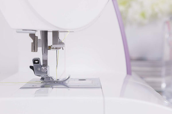 SINGER | Quantum Stylist 9985 Computerized Portable Sewing Machine with 960-Stitches Including